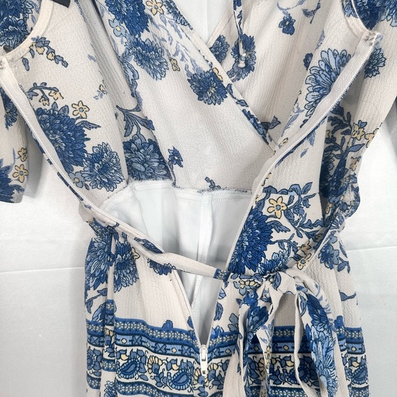 Floral Blue and White belted V neck and back lined romper size Small - Picture 9 of 9